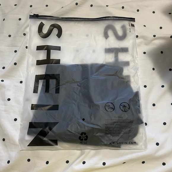 NWT shein black scalloped crop top - Picture 7 of 7